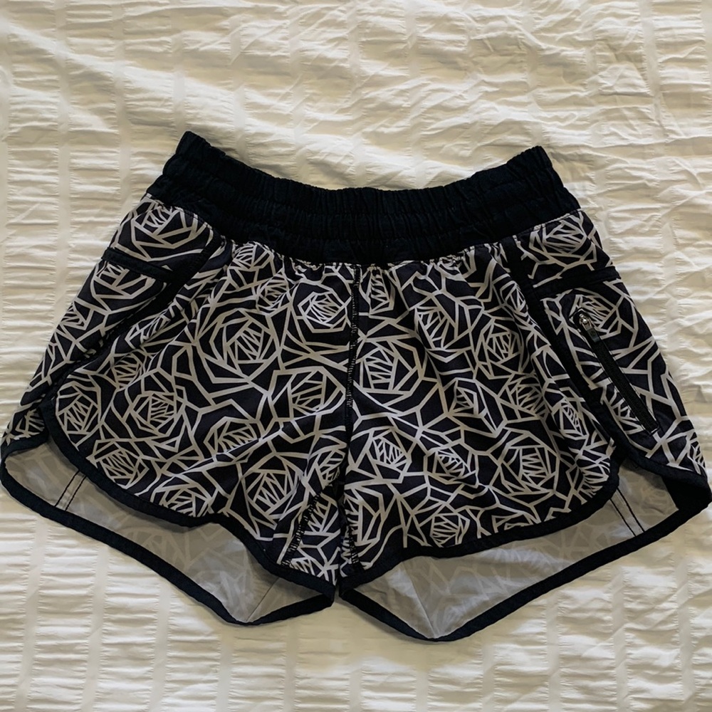 Lululemon Tracker Shorts B&W Rose pattern